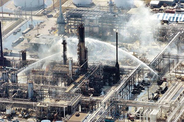  photo 2005-bp-texas-city-refinery-explosion_zpse4a242b2.jpg